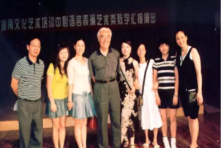 这所高校已培养近百万校友,这所大学培养了很多人才英语