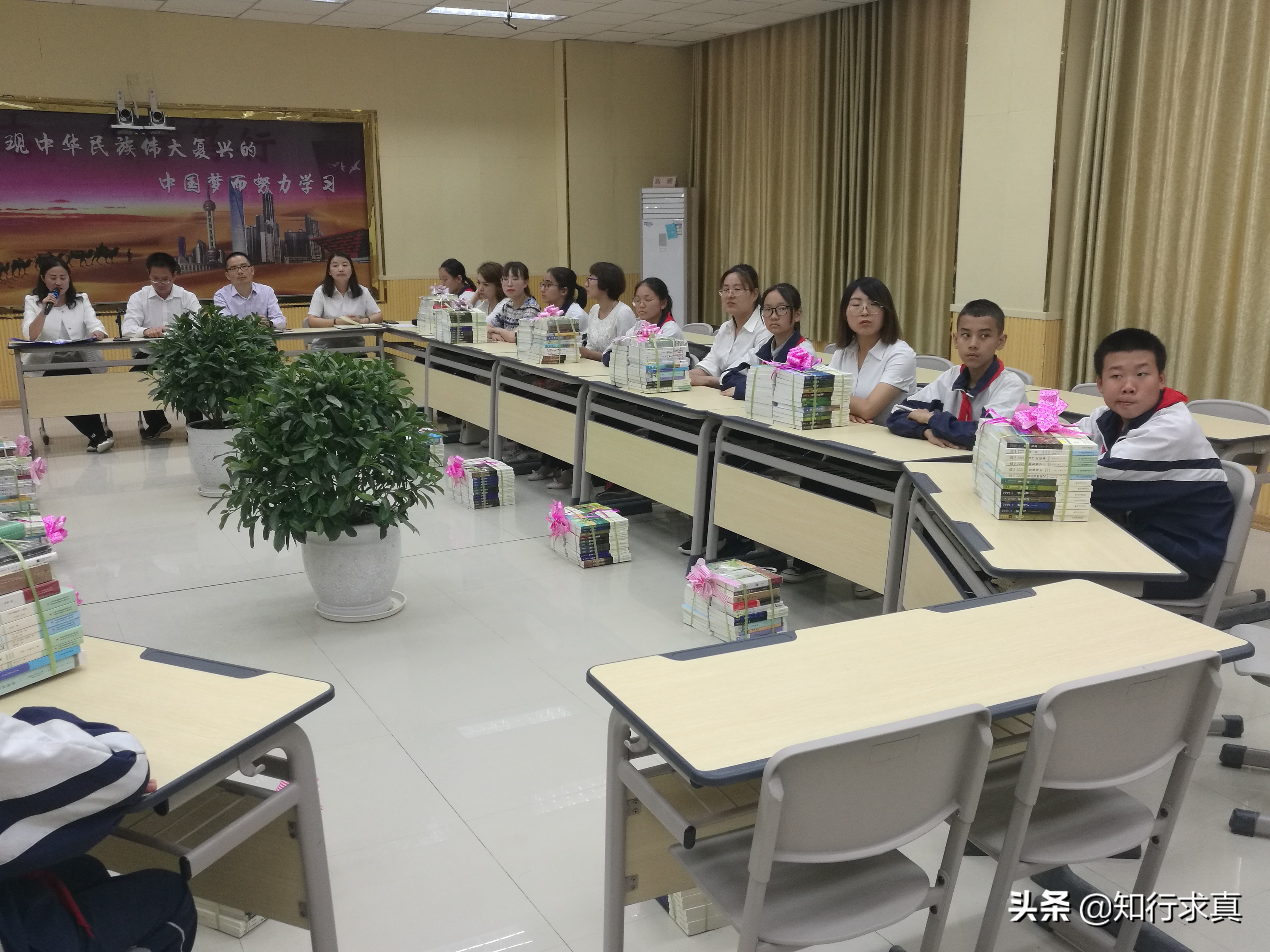 最是书香能致远天涯比邻共牵手