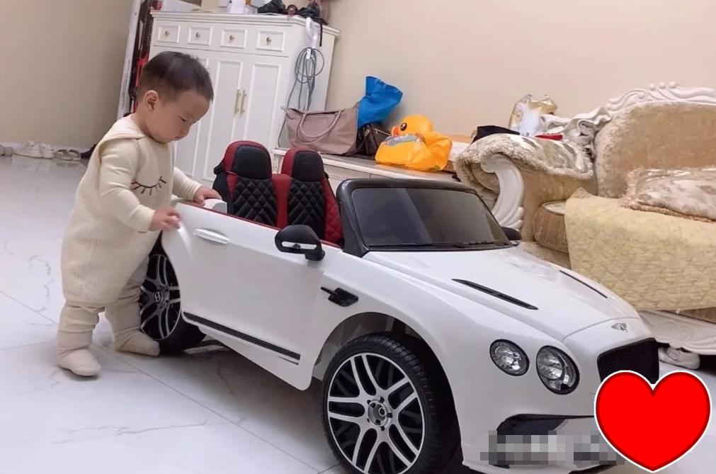 一岁半买滑板车扭扭车还是平衡车,三轮车滑板车扭扭车平衡车