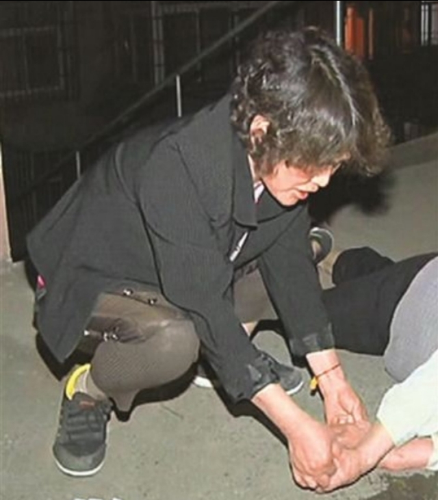 迷信保健品，结果大妈吃到晕倒。