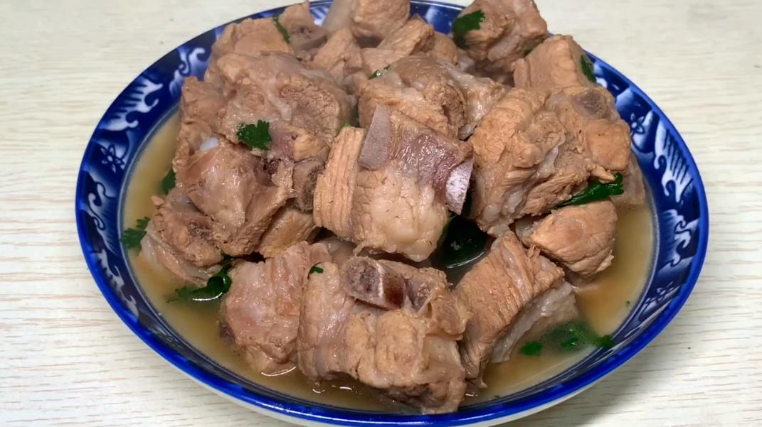 炖排骨时有人先焯水有人直接炖,炖排骨不用焯水的方法