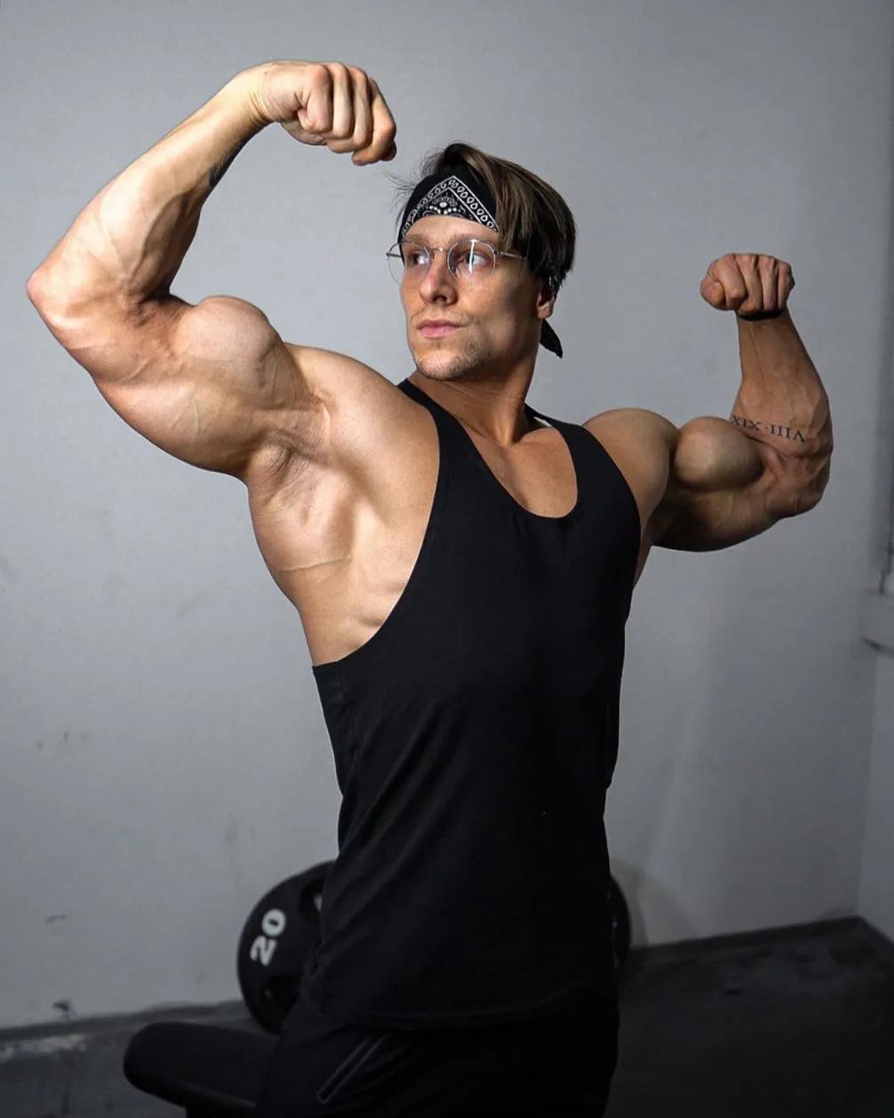 90后奶爸搞怪哄娃,肌肉奶爸带娃路人反应