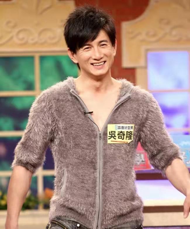 霹雳虎吴奇隆招牌动作独特的跳跃,霹雳虎吴奇隆很有钱吗