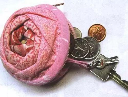 在家用几块小碎布,就能做个玫瑰零钱包,闺蜜看了都想要!附教程