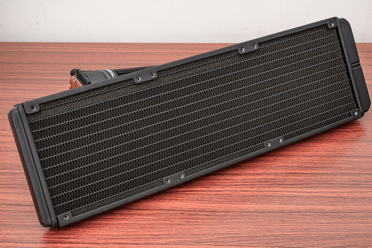 颜值与个性共舞，大水牛铁血战士异形机箱，越夜越有机