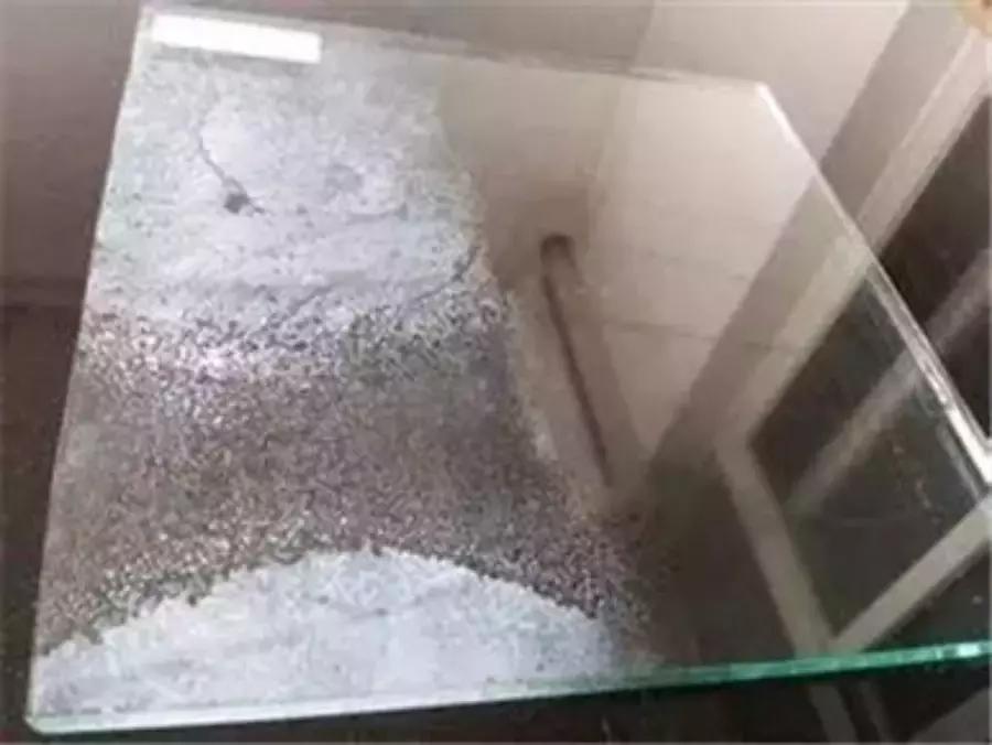 室内窗户玻璃发霉什么原因,门窗发霉有什么办法清理