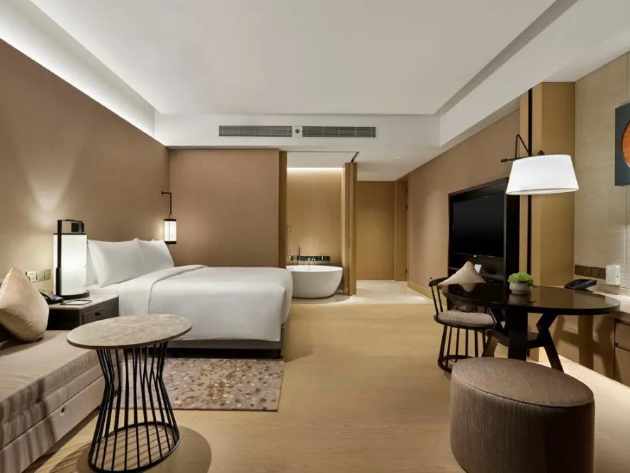 酒店的床比家里舒服,五星酒店怎样做床