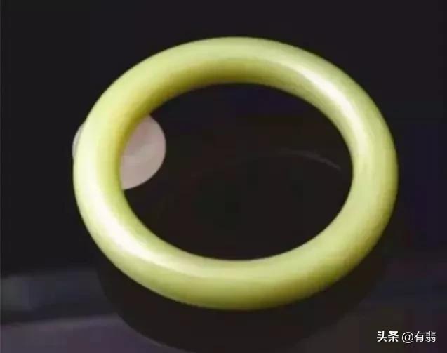 翡翠手镯戴的方法,玉手镯要怎样戴和脱