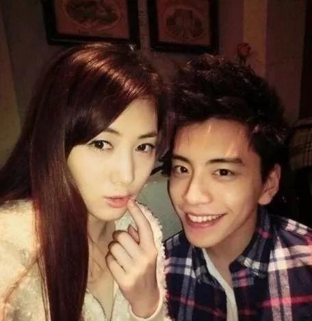 比起老男人，她果然还是更爱富二代啊