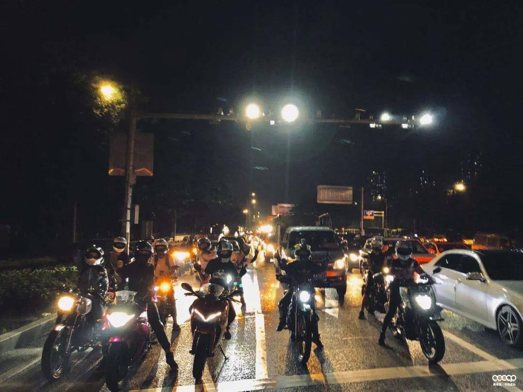 短发超飒小姐姐，玩串儿不贵也精致，骑起车来，帅翻天