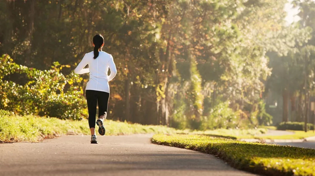 跑步一年脚为什么会变大,跑步小腿变粗了怎么细下来