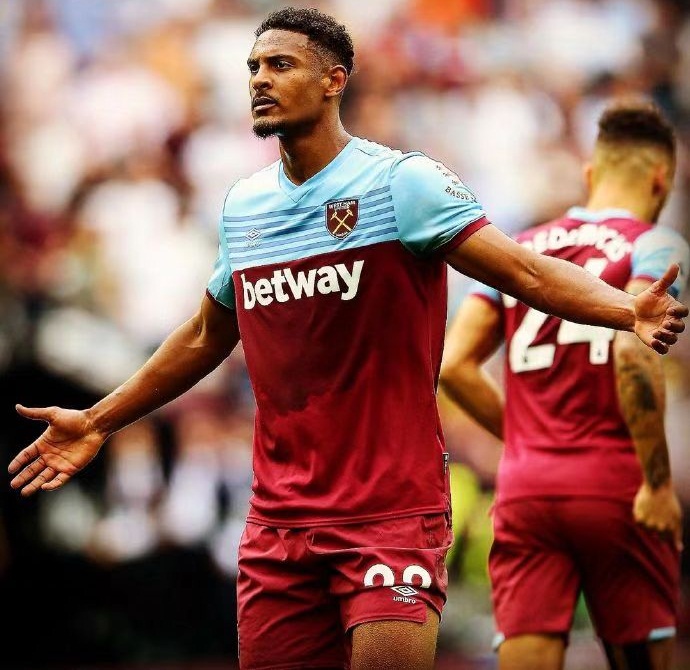 英超第4轮综述积分榜:红军蓝月再度发威红魔蓝军痛失好局