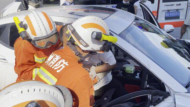 大货车雨天连环相撞一片狼藉,爆笑三车相撞视频