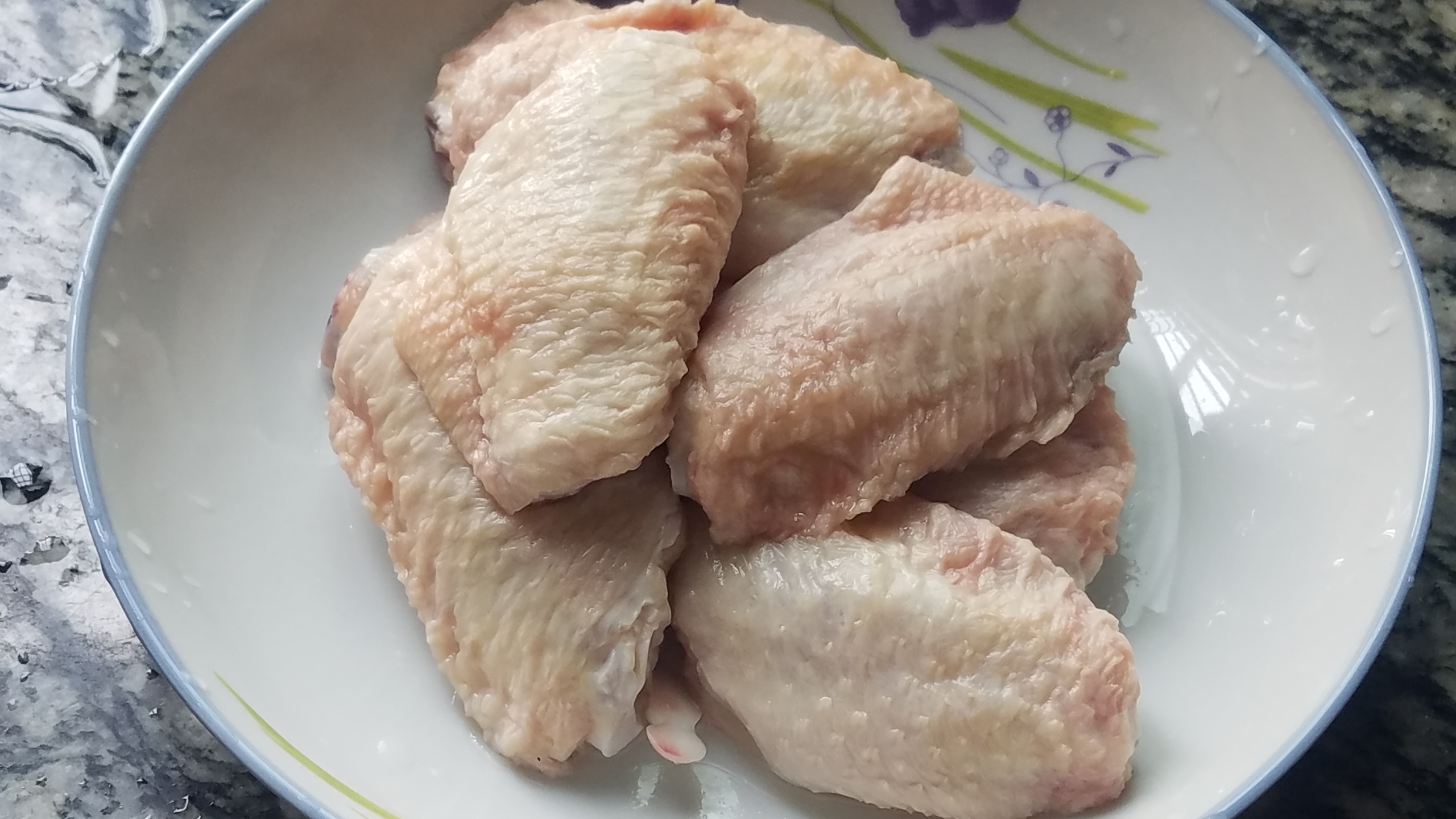 如何做卤香味瑞士鸡翅,辣盐鸡翅香味扑鼻而且做法也简单