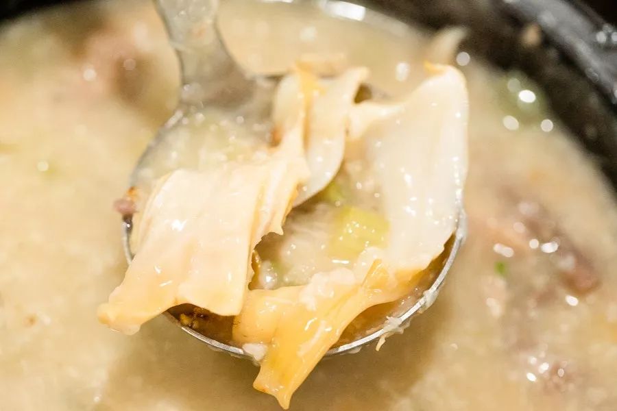 这家噗噗噗的粥底火锅店，稳就一个字