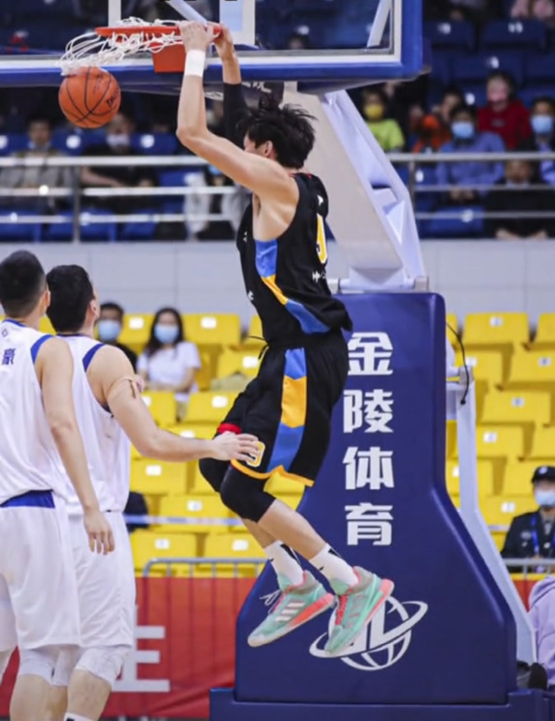 2023全明星胡明轩上脚球鞋,cba球员胡明轩上脚球鞋