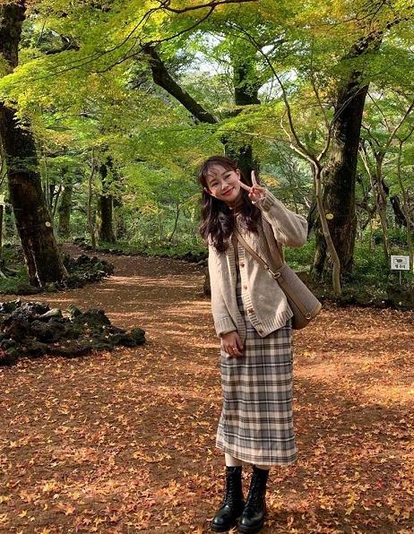 毛衣下摆宽松搭配什么裙子,大毛衣加半裙的搭配洋气好看