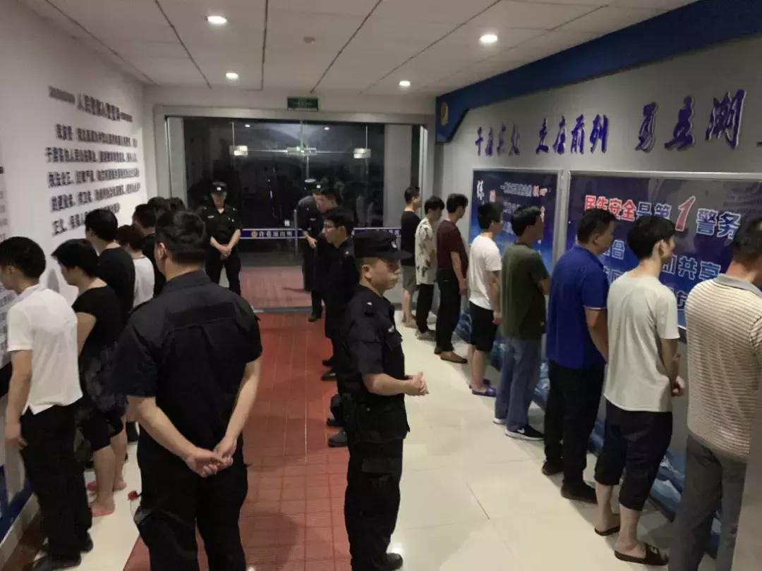 一句“不许动！”他们把钱当废纸一样乱丢……