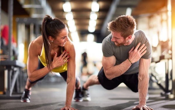 男女之间动了真情会有哪些表现,对你动情的三种表现