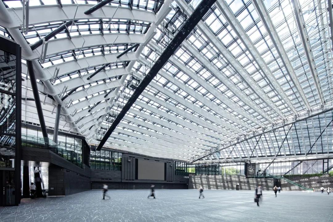 为高层穿“裙子”，新宿住友商事大楼/日建设计