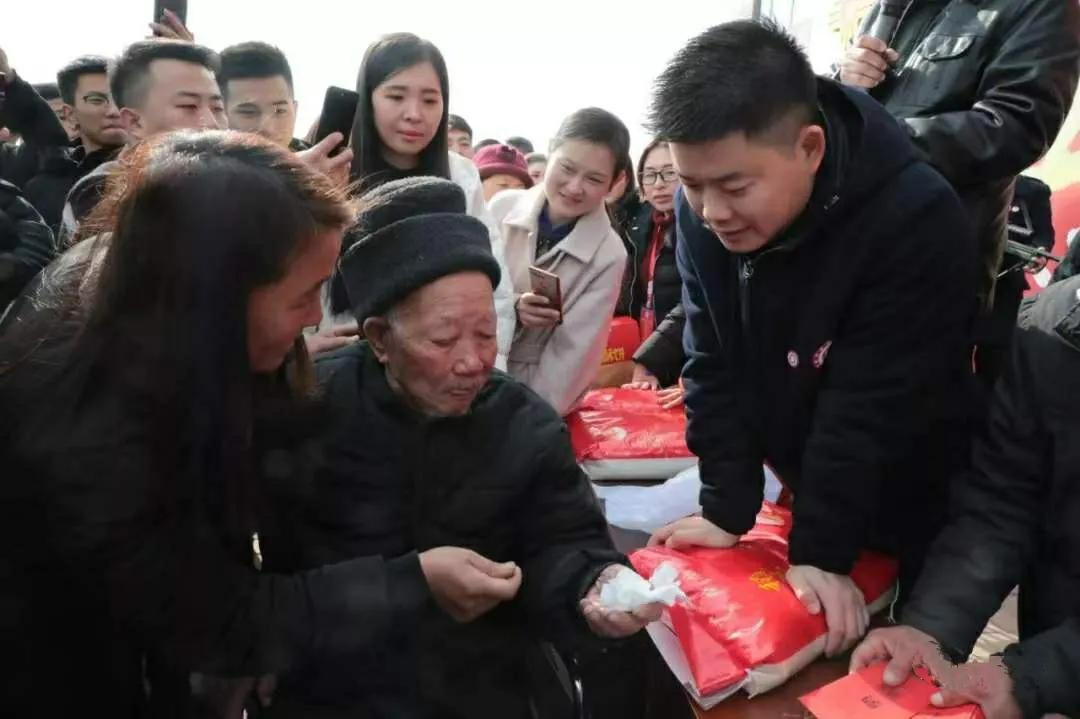 他曾连饭都吃不起如今一手缔造百亿微商帝国，站在C位和二马合影