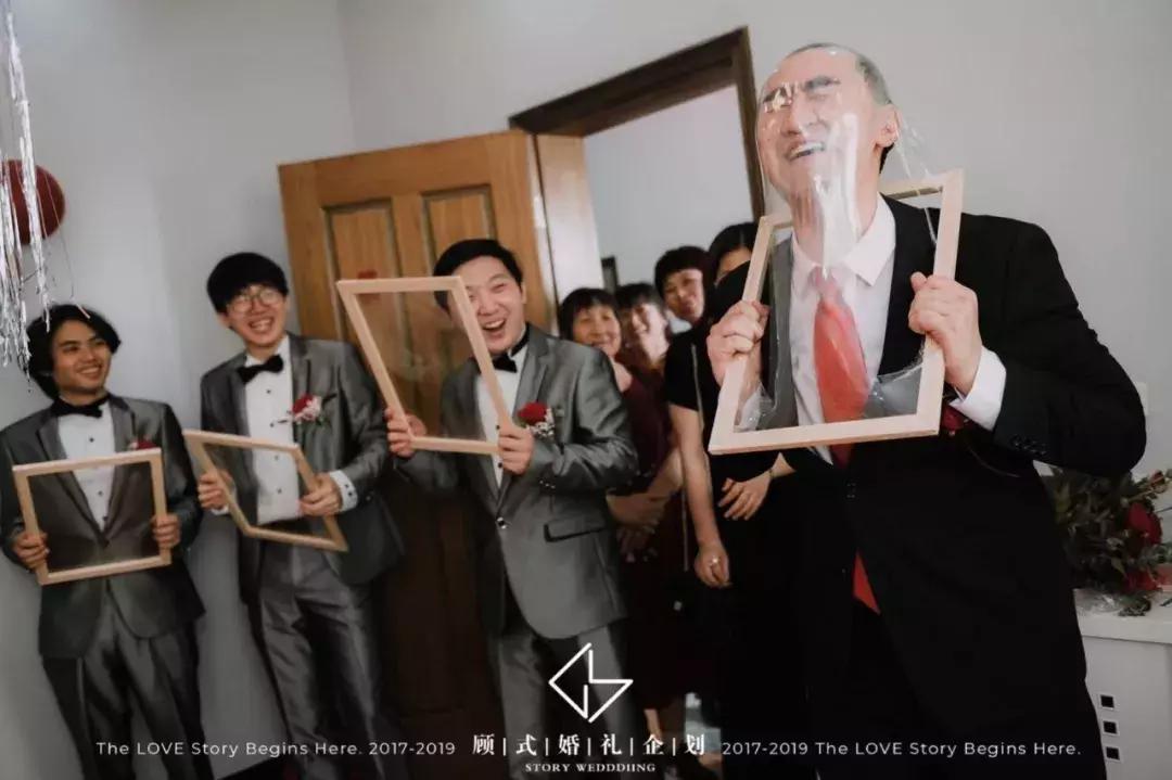 堵门整蛊新郎伴郎游戏,整蛊伴郎团堵门