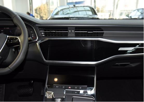 奥迪A6L,搭配3.0T动力,百公里加速仅需6.6秒,油耗9.6L,颜值高