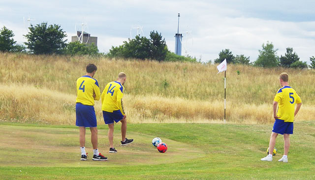 踢足球好还是打篮球好,孩子踢足球好还是打羽毛球