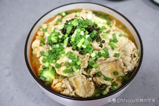 三伏天做水煮肉,一个小妙招,让你手工切出薄如蝉翼的完整肉片