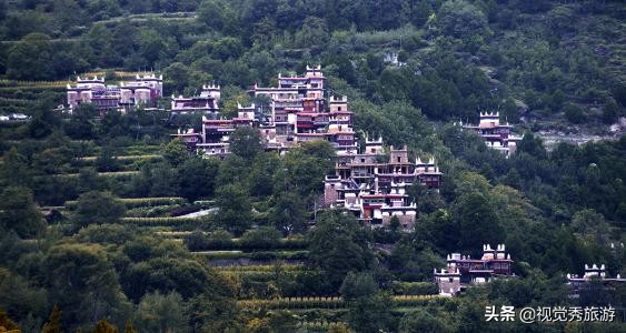 丹巴甲居藏寨看到的雪山,充满灵气的山谷