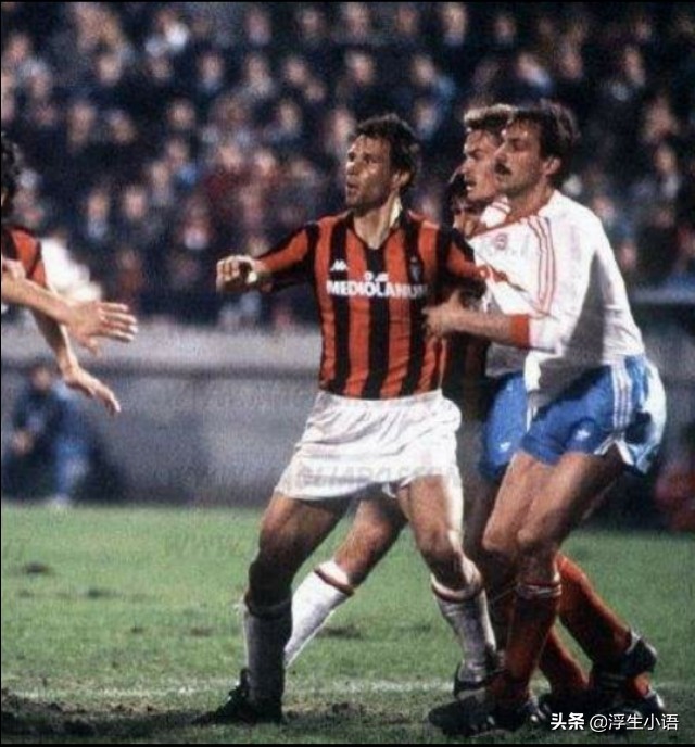 支点中锋踢前腰,足球支点中锋的位置和打法