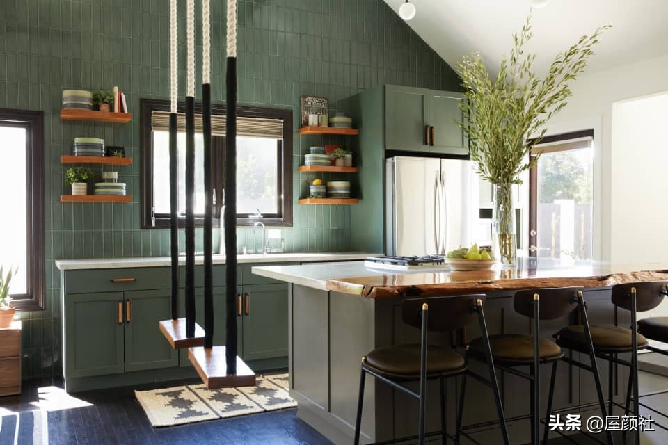 好莱坞明星詹妮娜的豪宅曝光。混搭复古，大胆涂色，居然还配秋千