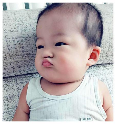 2岁儿子总撅“金鱼嘴”，妈妈还夸可爱，奶奶却抱起宝宝直奔医院