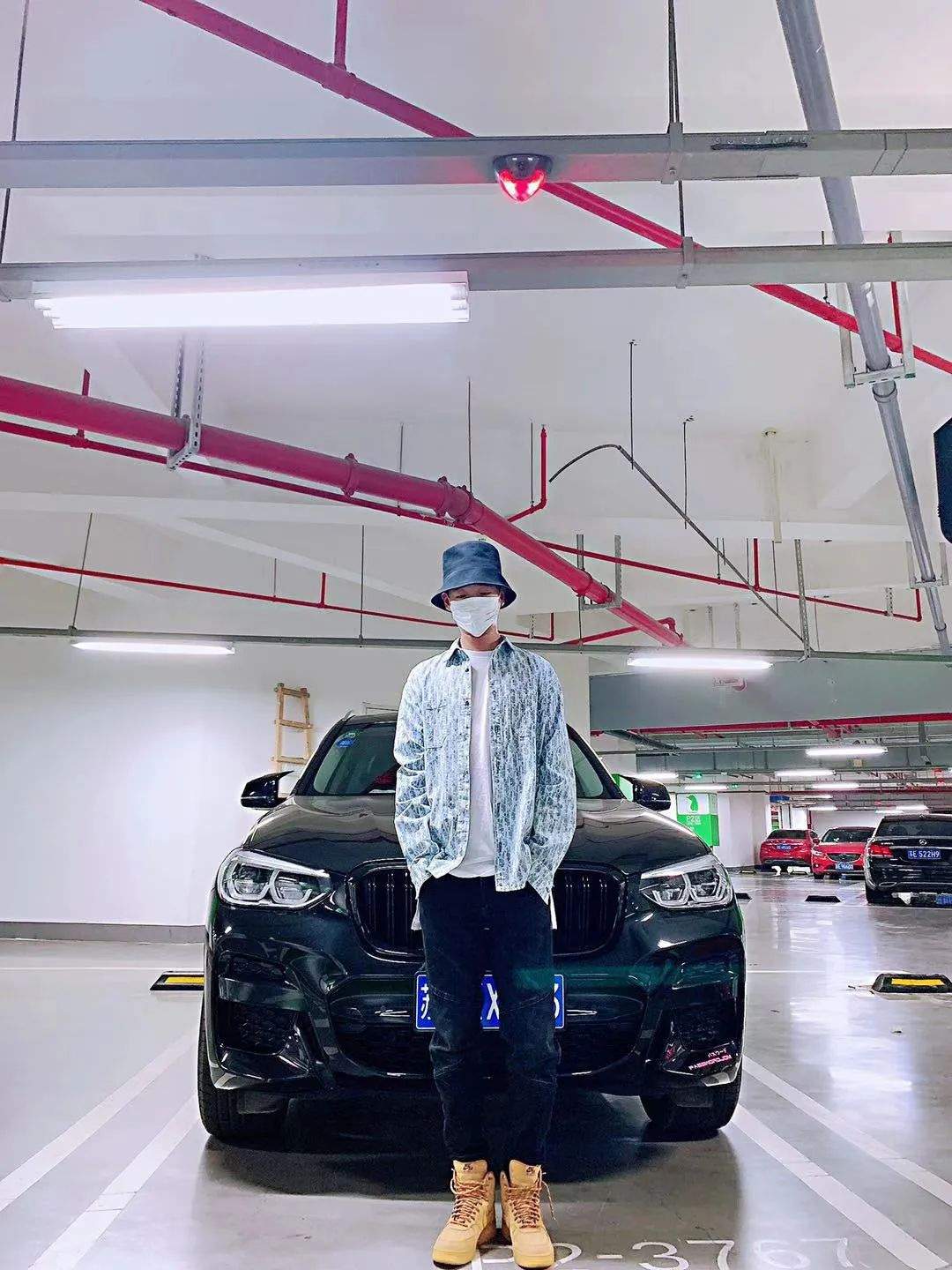 涨见识了!原来很多开宝马的都有一面鞋墙,穿的球鞋不上千就上万