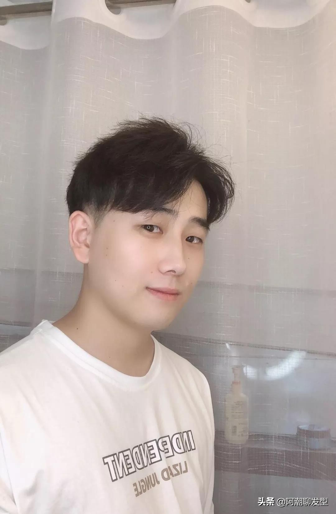 40岁男士两边铲的发型哪种好看,男士发型两边铲短头顶留长打理