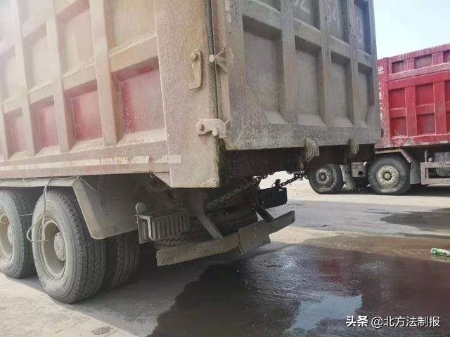 百吨王爆胎淋水,百吨王压塌大桥后续处理