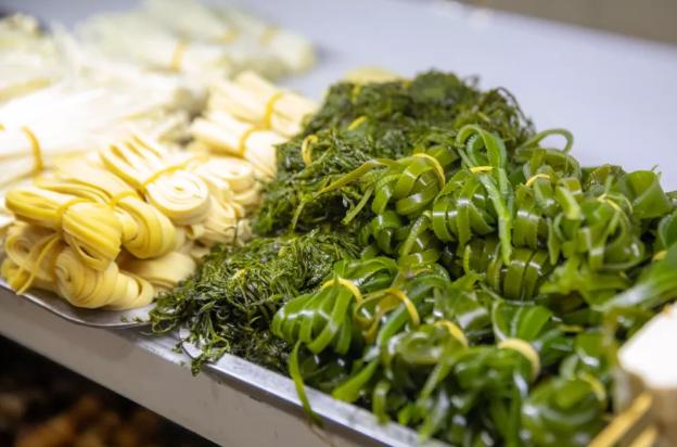 忆童年临沂学校门口的水煮串串香,学校路边摊小吃麻辣串串