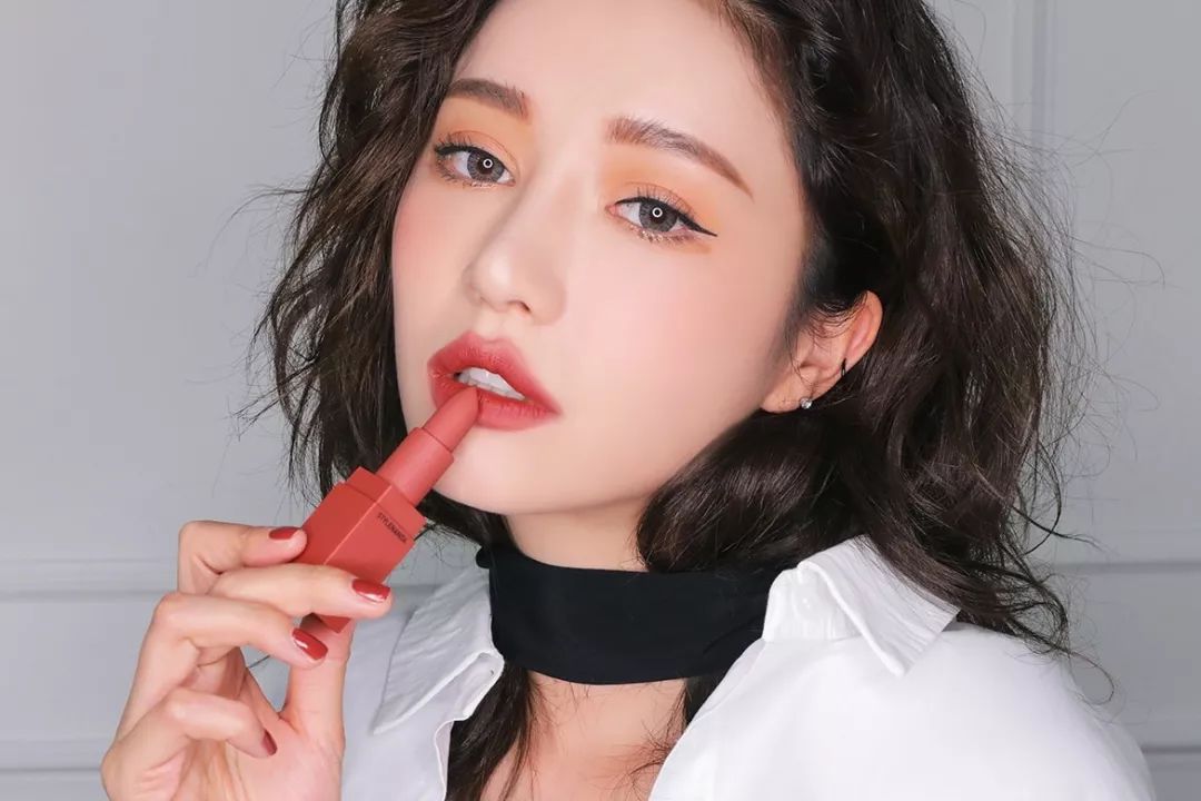 看看自己嘴型适合怎么涂口红,怎么让嘴唇涂完口红后显得很水润