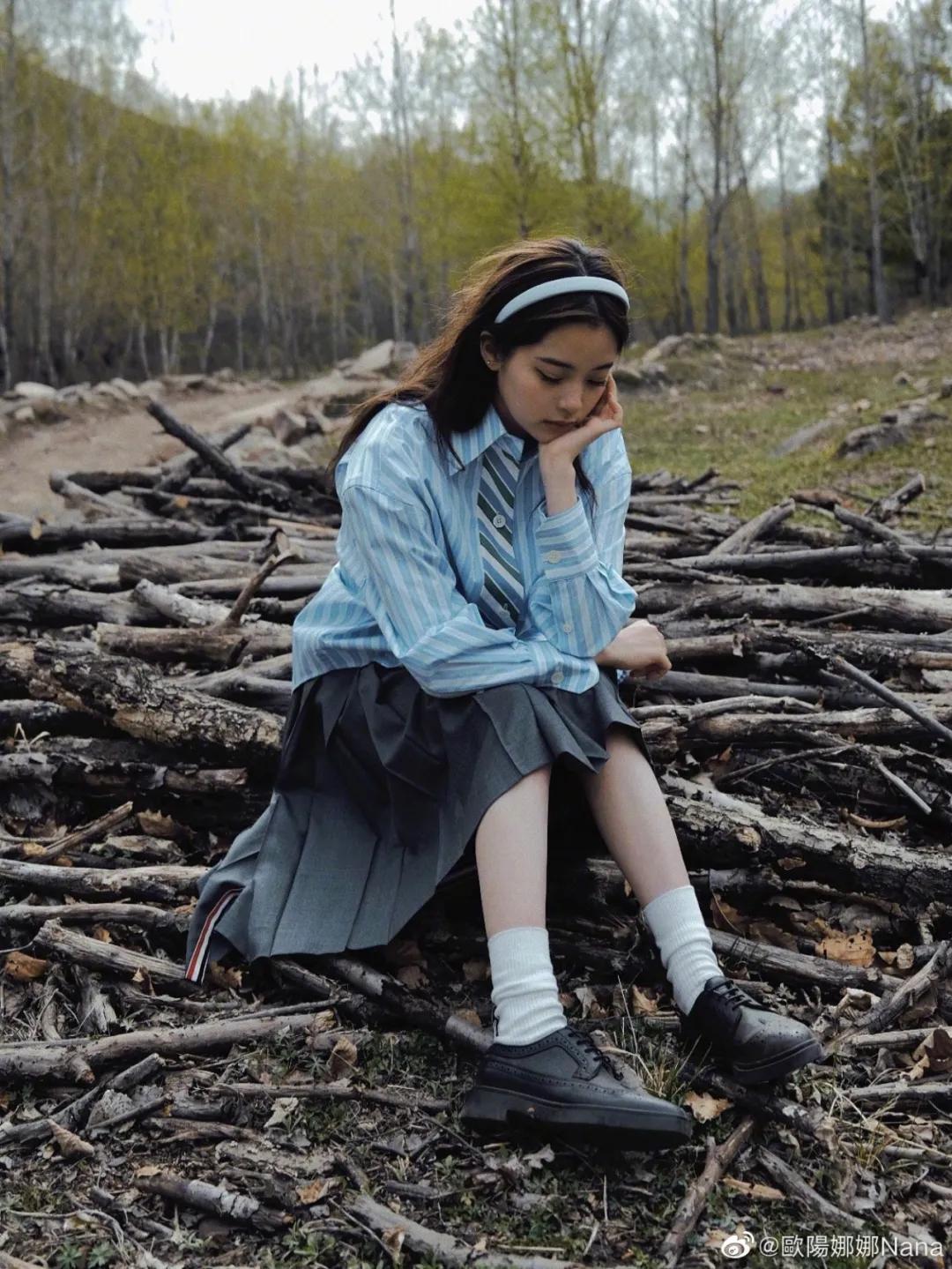 超减龄穿搭法则被杨超越狠狠拿捏,杨超越水手服穿搭