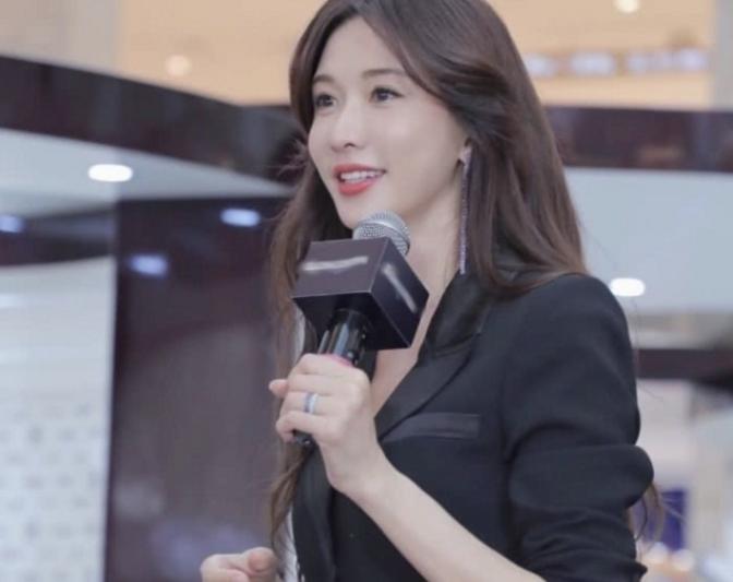 林志玲婚后首秀一言难尽,林志玲婚后捞金首秀