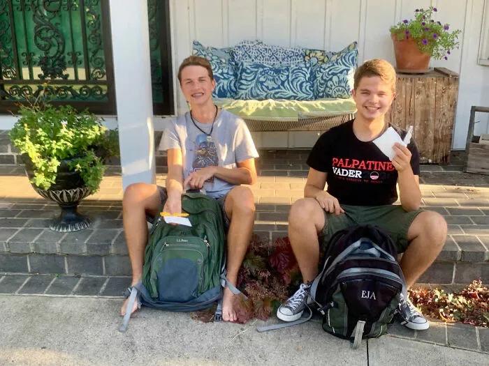 两名男高中生因随身携带姨妈巾走红网络，网友：他们有个好妈妈