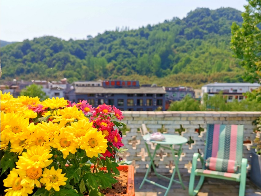 重渡沟：曾经的穷山沟！被民宿唤醒、如今游客一住就俩月