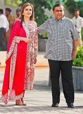 印度首富宠妻如宝：7次约会就求婚，盛宠35年，不孕5年也没嫌弃