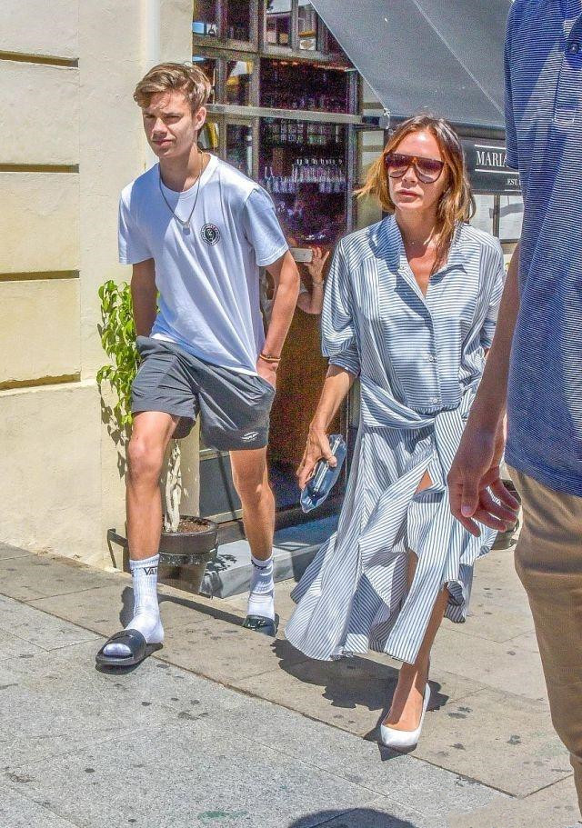 贝克汉姆不顾老婆儿子，牵手8岁女儿疾步行走，小七容貌美翻天