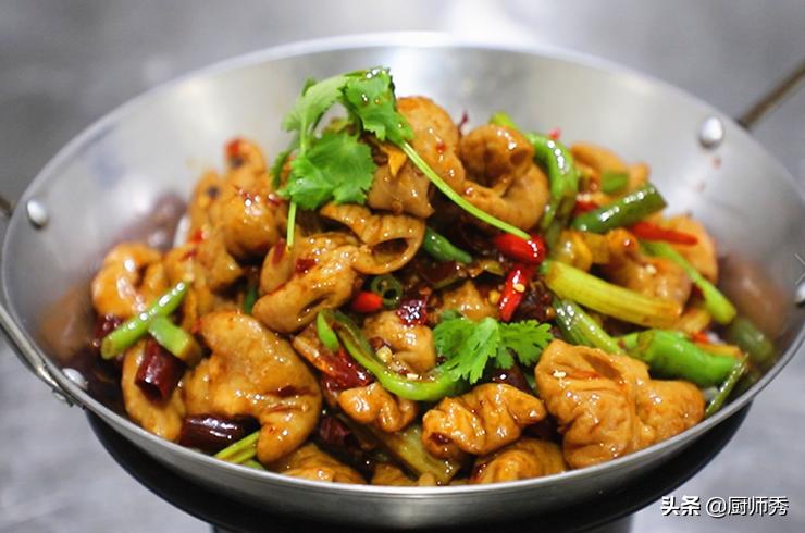 鹏厨教你干锅肥肠的正确做法，香辣过瘾又不腻，收藏起来过年试试
