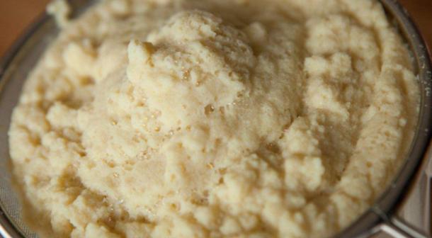 淘米水浇花招虫子吗,淘米水浇花会臭吗