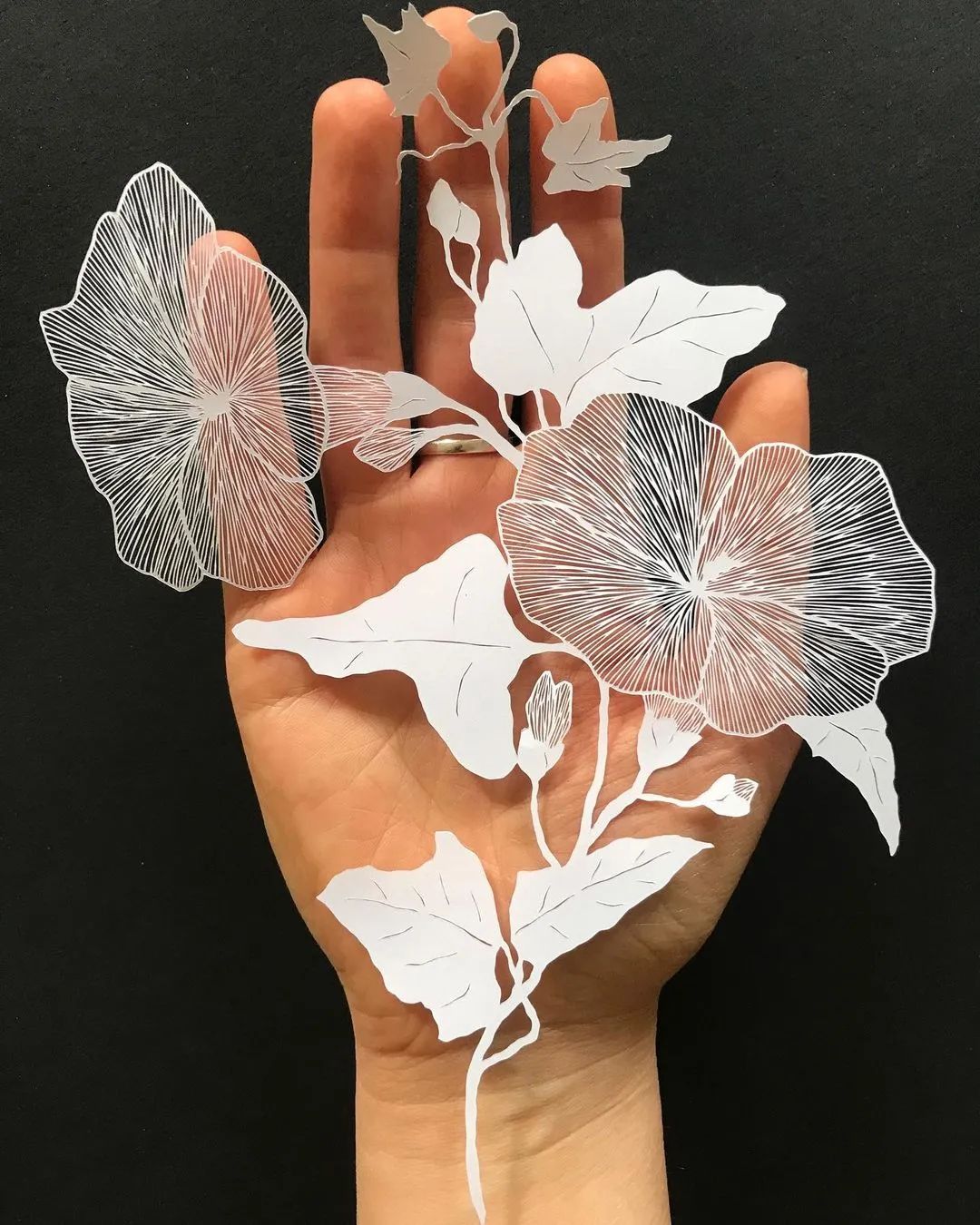 她用一把手术刀在2毛钱废报纸上雕出精美图腾,一幅卖60万