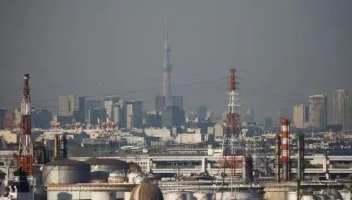 到外国“打黑工”,每天过着提心吊胆的日子,真划算吗?