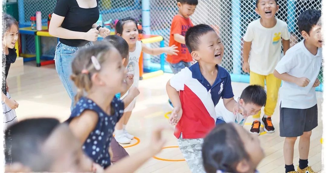 幼儿园小朋友收到男同学的礼物,幼儿园收到男同学礼物