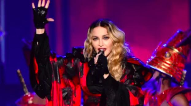 麦当娜最新秀身材照片,62岁麦当娜高调现身街头